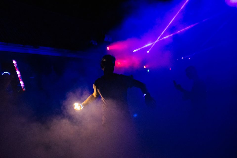 Nasz przewodnik po pandemicznych rave’ach. Gdzie bawić się bezpiecznie?